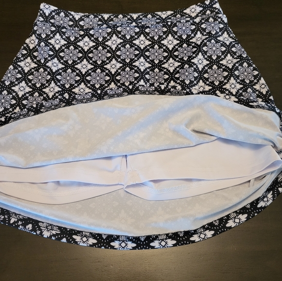 Ladies golf skirt size xs worn once - Picture 3 of 6